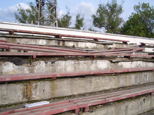 Morsche Sitzbänke im Fanblock